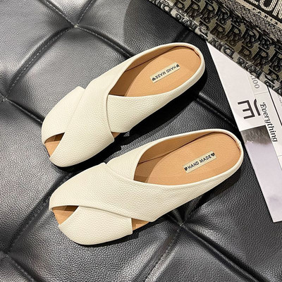 Ženske zatvorene papuče od umjetne kože s ukrasnim kamenčićima