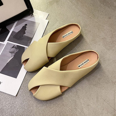 Ženske zatvorene papuče od umjetne kože s ukrasnim kamenčićima