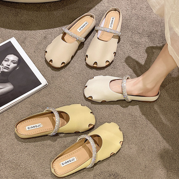 Ženske zatvorene papuče od umjetne kože s ukrasnim kamenčićima