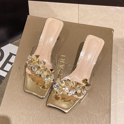 Κομψές παντόφλες με λουράκι σιλικόνης και τρισδιάστατα λουλούδια