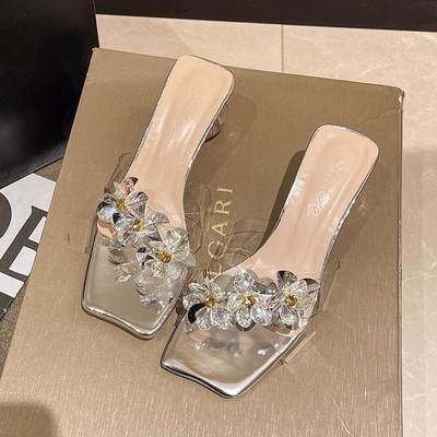 Κομψές παντόφλες με λουράκι σιλικόνης και τρισδιάστατα λουλούδια