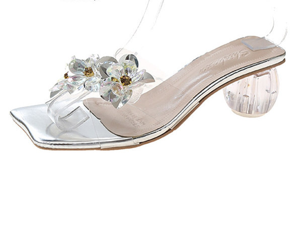 Κομψές παντόφλες με λουράκι σιλικόνης και τρισδιάστατα λουλούδια