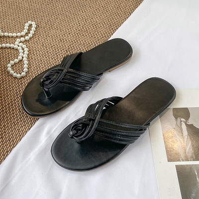 Γυναικείες παντόφλες με χαμηλή επίπεδη σόλα με λουράκια στα δάχτυλα