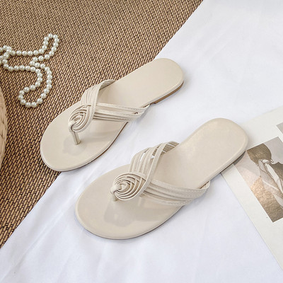 Γυναικείες παντόφλες με χαμηλή επίπεδη σόλα με λουράκια στα δάχτυλα