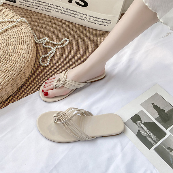 Γυναικείες παντόφλες με χαμηλή επίπεδη σόλα με λουράκια στα δάχτυλα