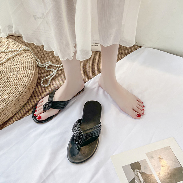 Γυναικείες παντόφλες με χαμηλή επίπεδη σόλα με λουράκια στα δάχτυλα