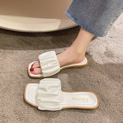 Μοντέρνες γυναικείες παντόφλες από οικολογικό δέρμα - δύο μοντέλα