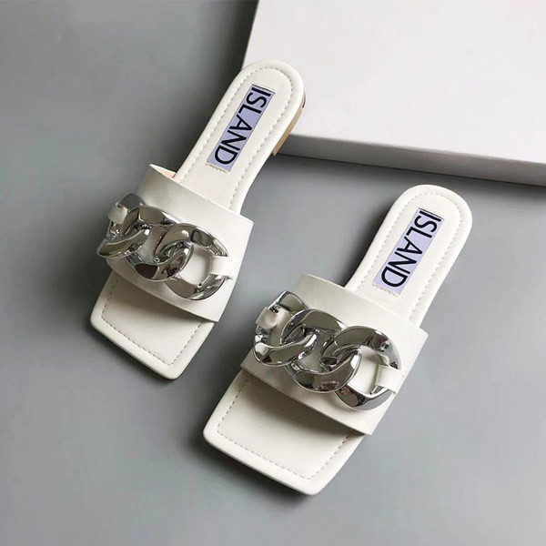 Moderne papuče od eko kože sa metalnim ukrasom