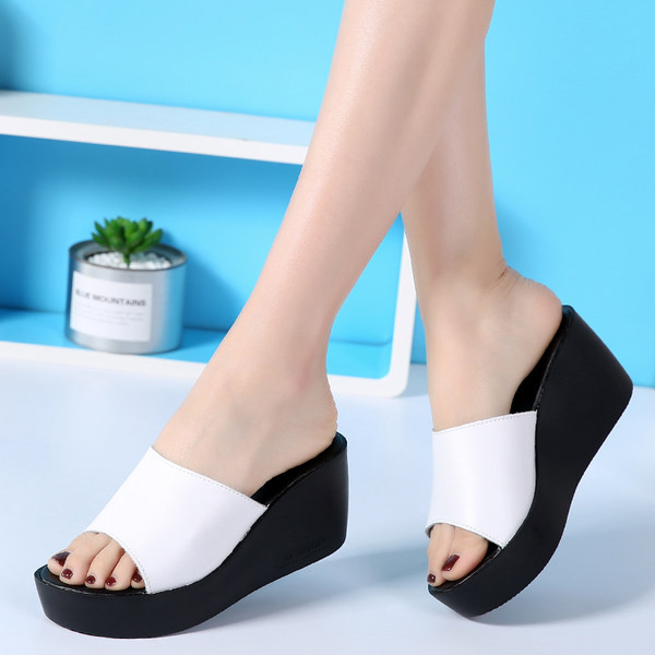 Γυναικείες παντόφλες πλατφόρμας με λουράκι από οικολογικό δέρμα