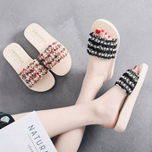 Ženske papuče s tekstilnim remenom i ukrasnim perlicama