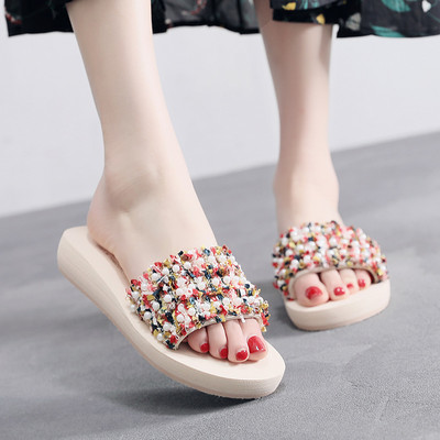 Ženske papuče s tekstilnim remenom i ukrasnim perlicama