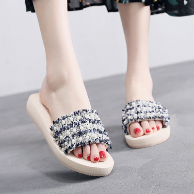 Ženske papuče s tekstilnim remenom i ukrasnim perlicama