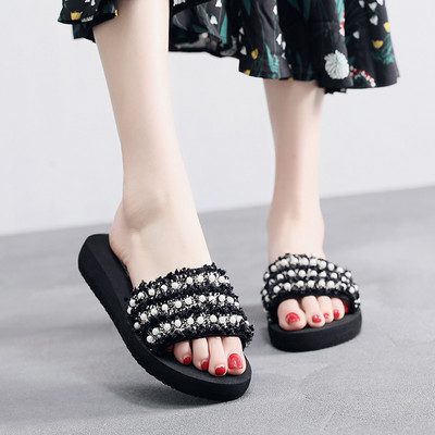 Ženske papuče s tekstilnim remenom i ukrasnim perlicama