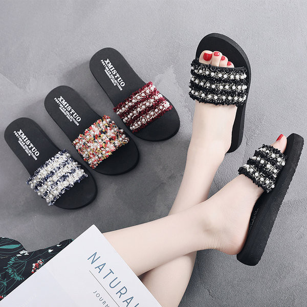 Ženske papuče s tekstilnim remenom i ukrasnim perlicama