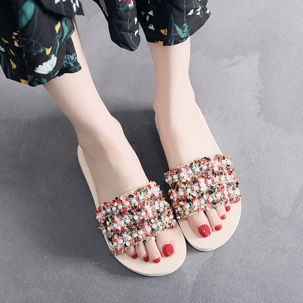 Ženske papuče s tekstilnim remenom i ukrasnim perlicama