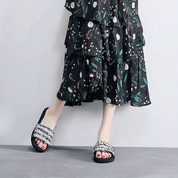 Ženske papuče s tekstilnim remenom i ukrasnim perlicama