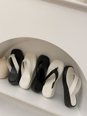 Čisti model ženskih papuča od eko kože kroz prste