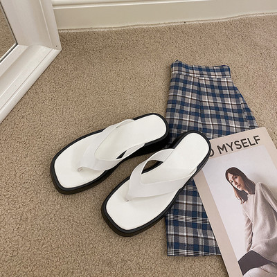 Čisti model ženskih papuča od eko kože kroz prste