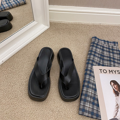 Čisti model ženskih papuča od eko kože kroz prste