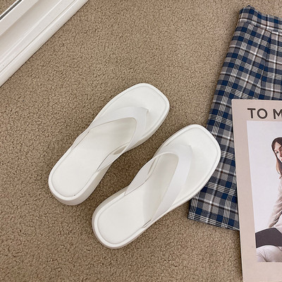 Čisti model ženskih papuča od eko kože kroz prste