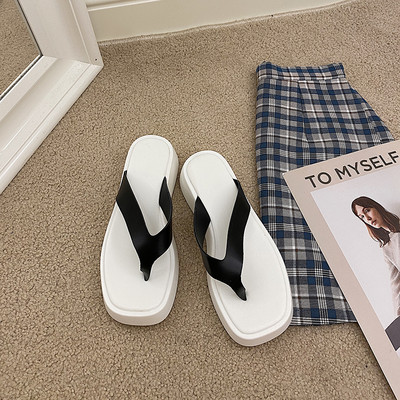 Čisti model ženskih papuča od eko kože kroz prste