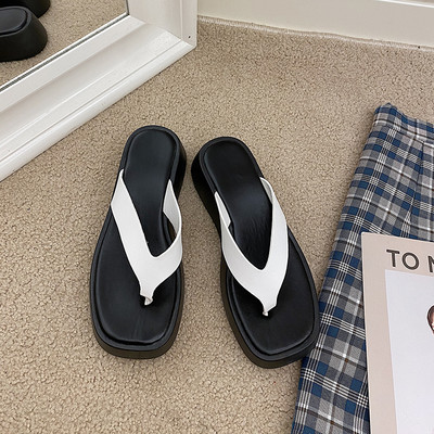 Čisti model ženskih papuča od eko kože kroz prste