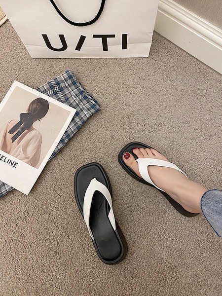 Čisti model ženskih papuča od eko kože kroz prste