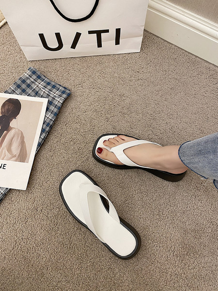 Čisti model ženskih papuča od eko kože kroz prste