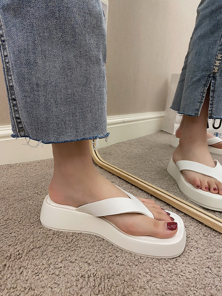 Čisti model ženskih papuča od eko kože kroz prste