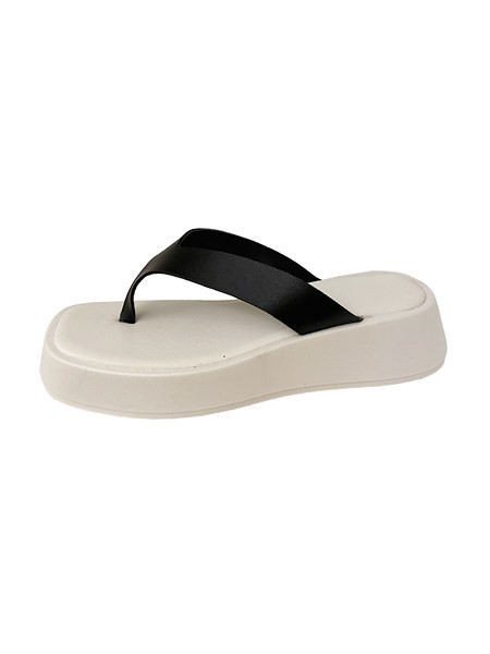 Čisti model ženskih papuča od eko kože kroz prste