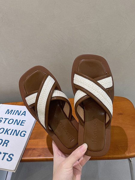 Γυναικείες casual παντόφλες χιαστί με λουράκι