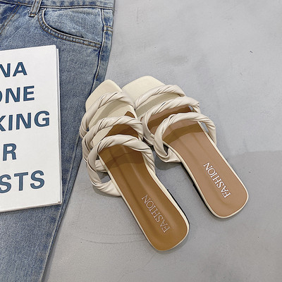 Ploché štvorcové kožené papuče