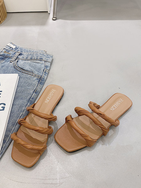 Plokščios kvadratinės odinės šlepetės