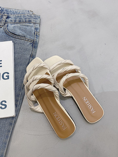 Plokščios kvadratinės odinės šlepetės