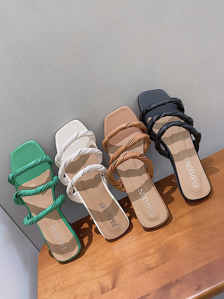 Plokščios kvadratinės odinės šlepetės