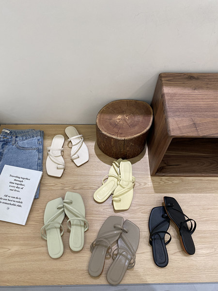 Ležerne niske papuče s tankim remenčićima od eko kože