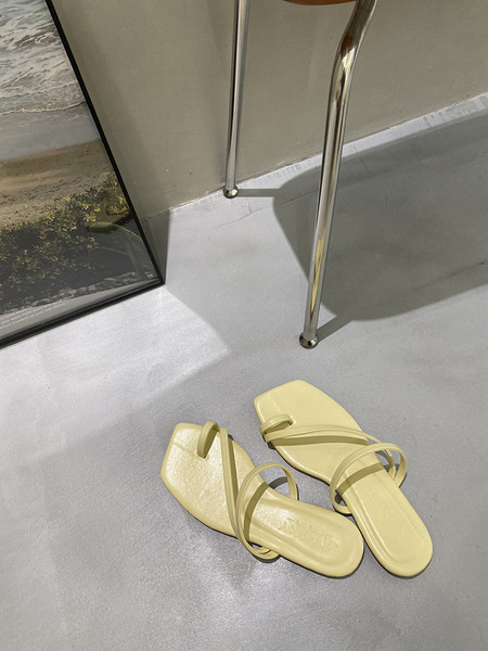 Ležerne niske papuče s tankim remenčićima od eko kože