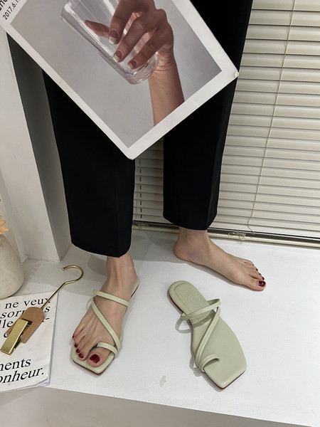 Ležerne niske papuče s tankim remenčićima od eko kože