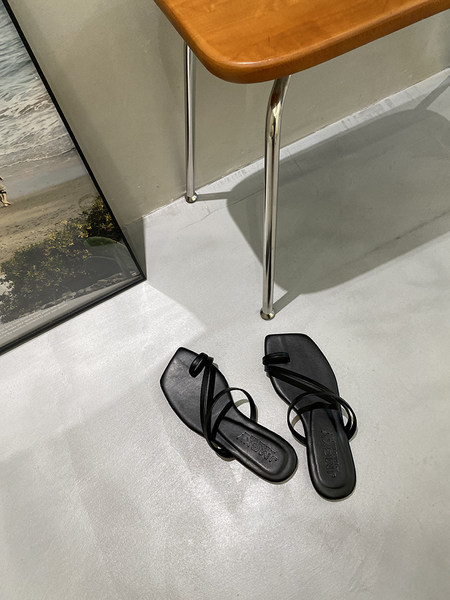 Ležerne niske papuče s tankim remenčićima od eko kože