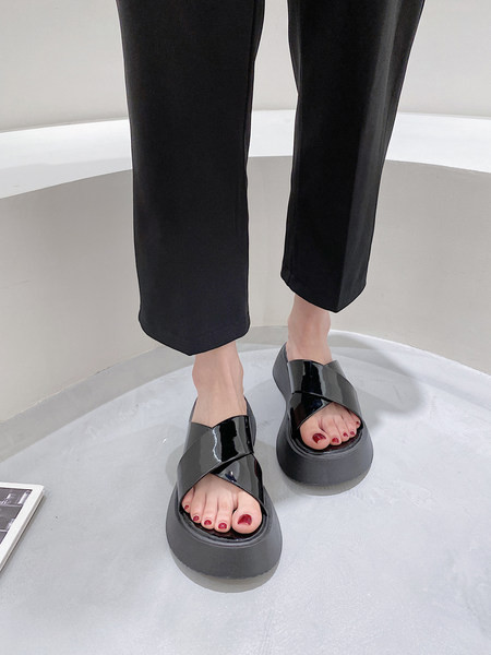 Novi model ženskih papuča sa grubim đonom