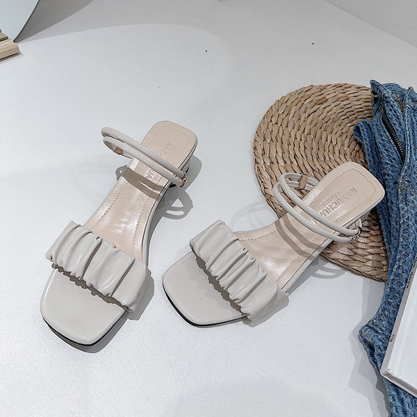 Moteriškos modernios odinės šlepetės su kvadratiniu kulnu 2cm