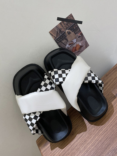 Γυναικείες παντόφλες πλατφόρμας με σταυρωτά μαλακά λουράκια