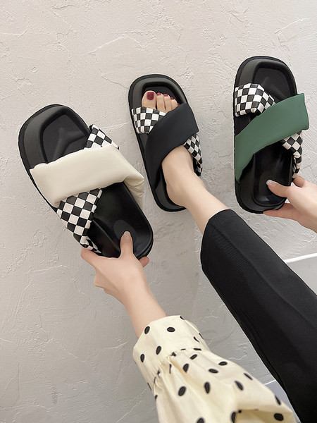 Γυναικείες παντόφλες πλατφόρμας με σταυρωτά μαλακά λουράκια