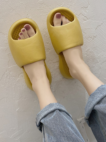 Γυναικείες καλοκαιρινές παντόφλες σε τρία χρώματα