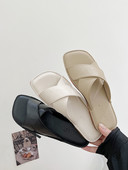 Ženske papuče s ravnim potplatom i križnim remenčićima