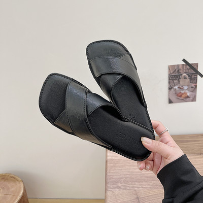 Ženske papuče s ravnim potplatom i križnim remenčićima