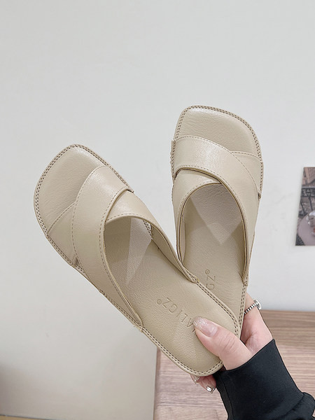 Ženske papuče s ravnim potplatom i križnim remenčićima