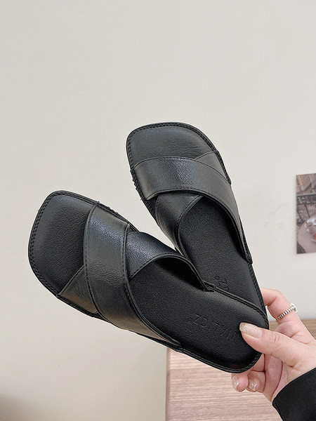 Ženske papuče s ravnim potplatom i križnim remenčićima