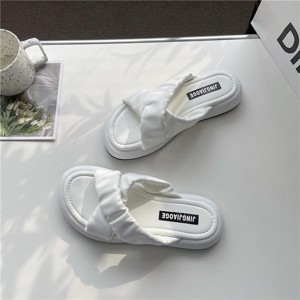 Moteriškos šlepetės iš eko odos plokščiu padu, tinkamos kasdieniam gyvenimui