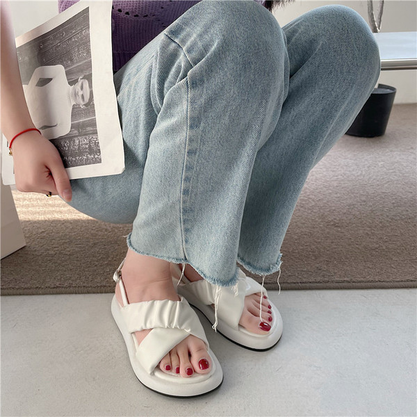 Moteriškos šlepetės iš eko odos plokščiu padu, tinkamos kasdieniam gyvenimui